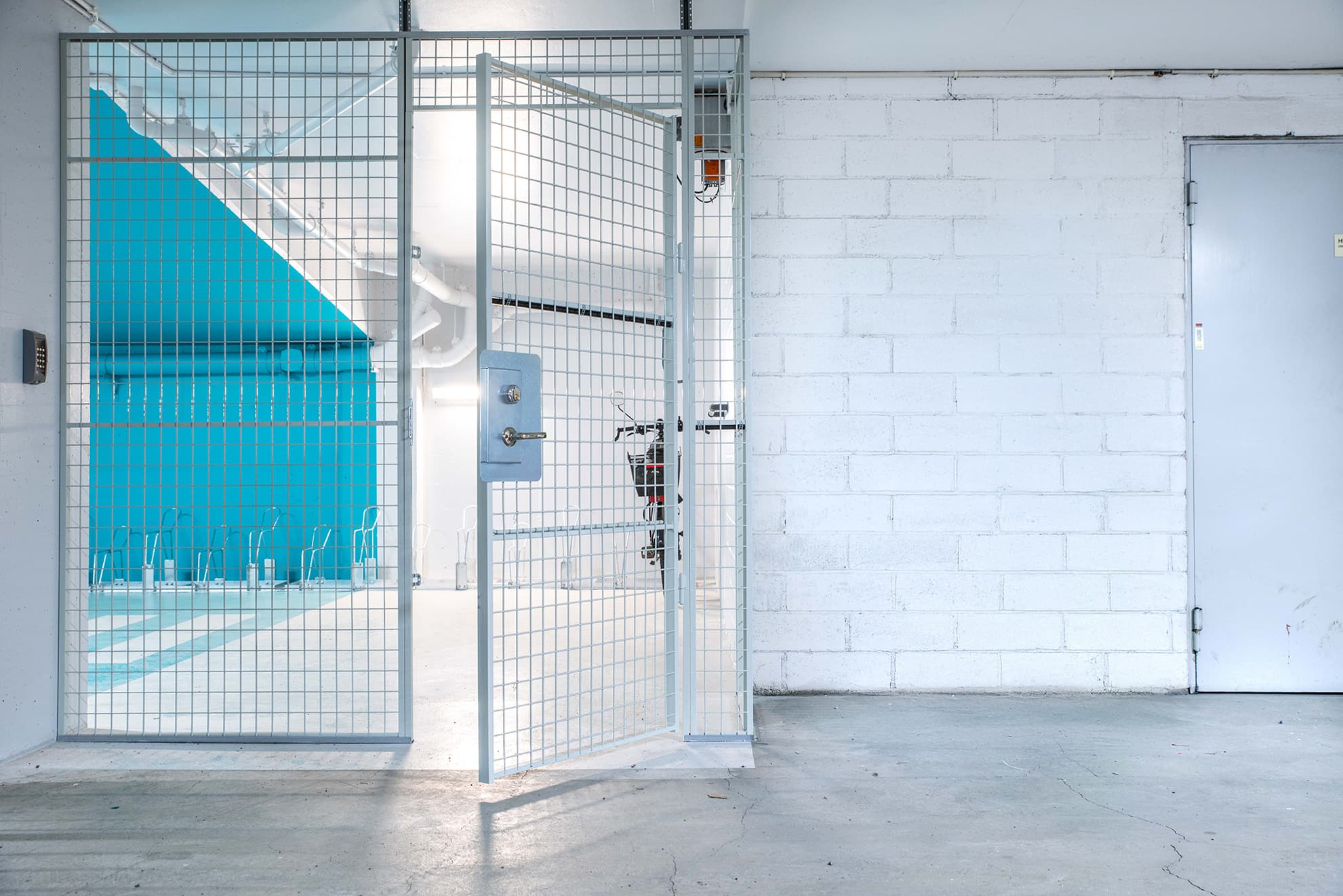 En gul servicestation utanför ett förråd tillverkat av nätpaneler.