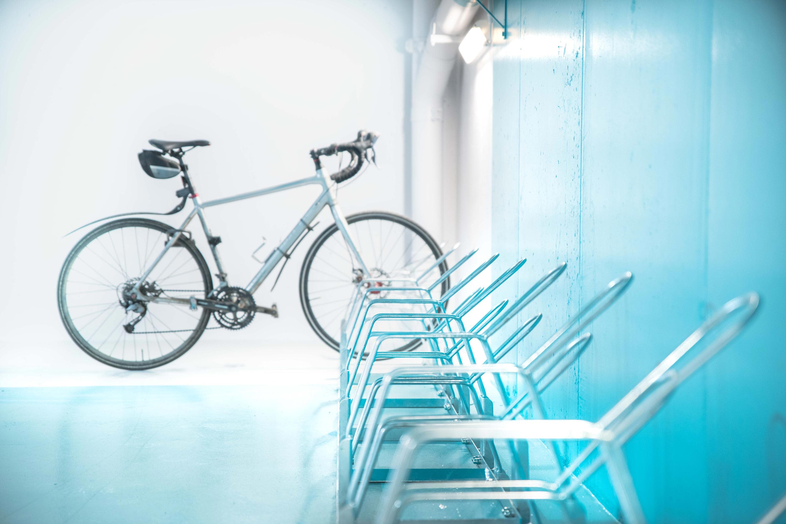 En cykel i en markmonterad cykelställning