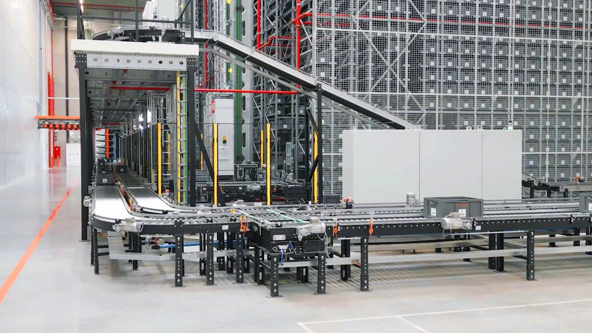 Automated roller and belt conveyor system in a warehouse