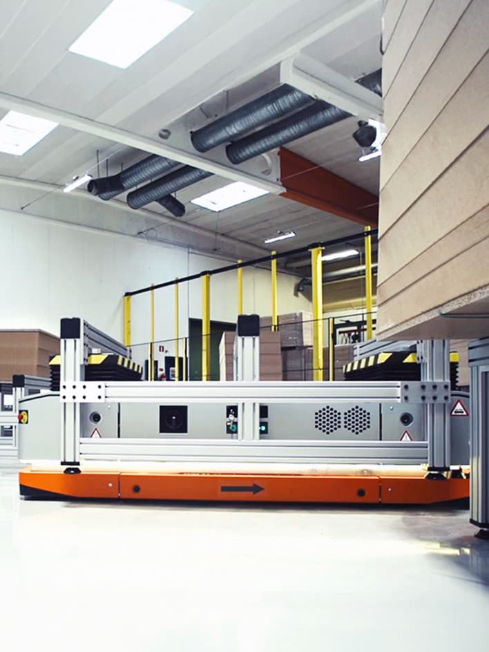 Robot mobile industriale in corsia di magazzino