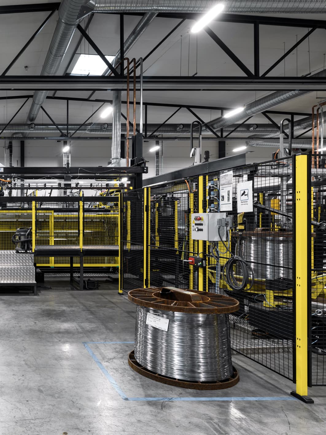 Axelent machine guarding protecting an industrial production line