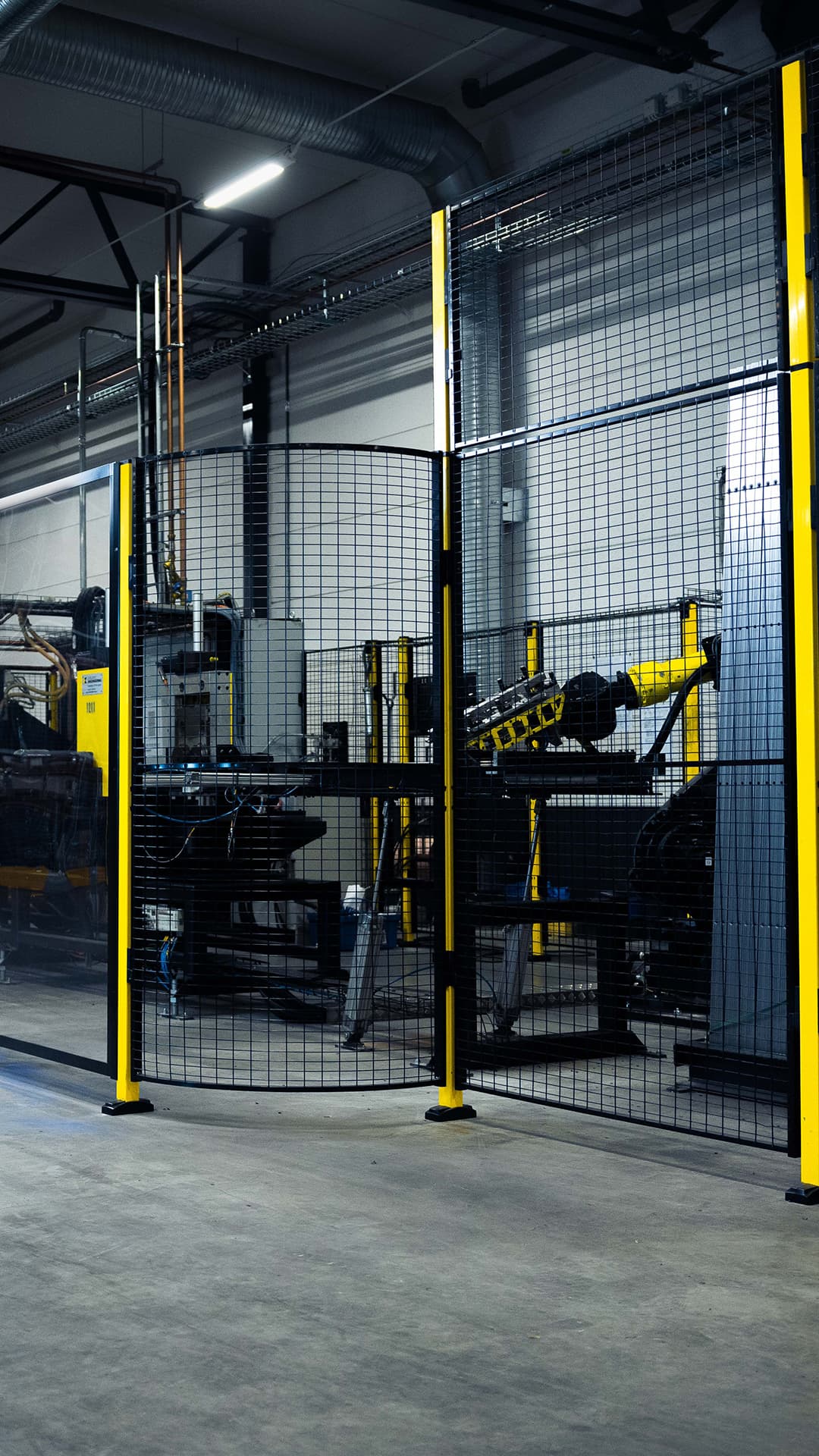 Axelent's machine guarding cell surrounding a robot