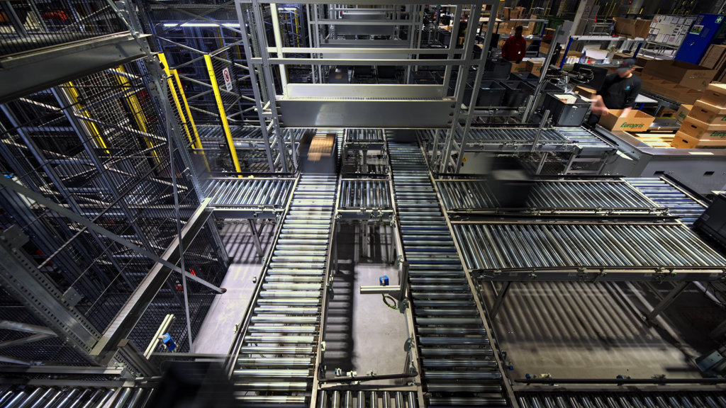 An overview of conveyor belts moving goods