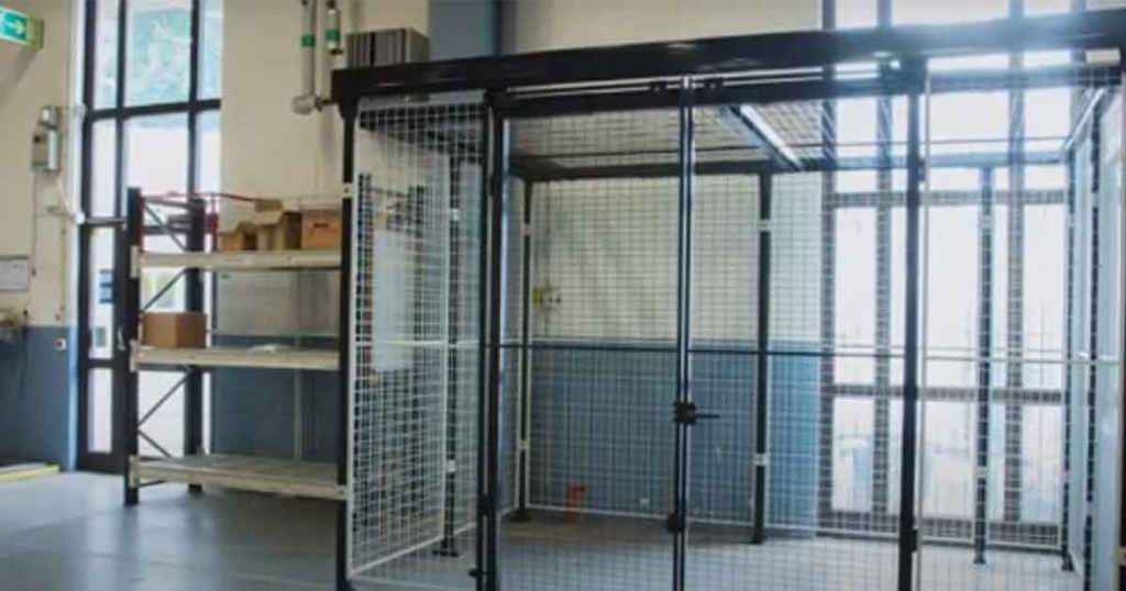 Assemble X-Store With Ceiling Axelent