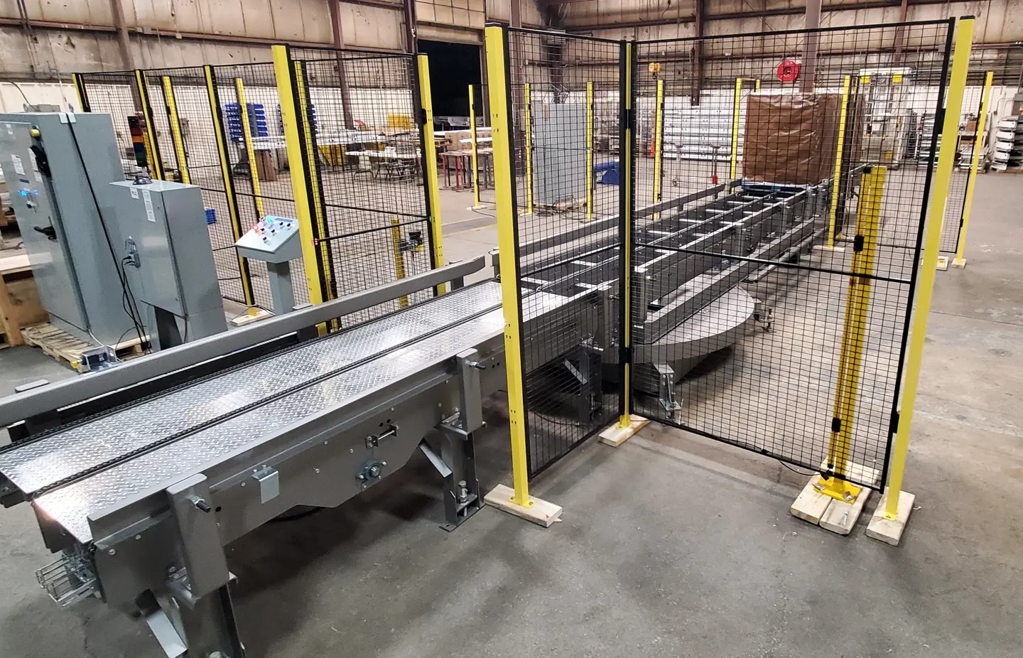 Axelent's machine guarding around a pallet handling system